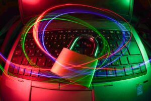 Ordenador con símbolo de ciberseguridad para ilustrar la privacidad en chats con webcam